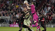 Branká� Sven Ulreich z Bayernu Mnichov chytá mí� p�ed Odilonem Kossounouem z...