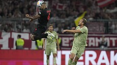 Jonathan Tah z Leverkusenu hlavi�kuje v utkání s Bayernem Mnichov.