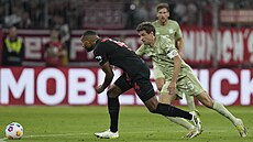 Jonathan Tah (vlevo) z Leverkusenu se sna�í odpoutat od Thomase Müllera z...