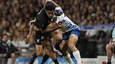 Leceister Faingaanuku i(vlevo) z Nového Zélandu brán�ný Tiaanem Swanepoelem z...