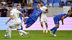 Slovenský fotbalista Luká Haraslín padá po stetu se soupeem.