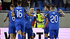 Sloventí fotbalisté slaví gól Ondreje Dudy.