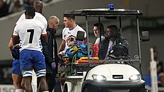 Nabibijský ragbista Le Roux Malan opou�tí h�i�t� na vozíku a kyslíkovou maskou.