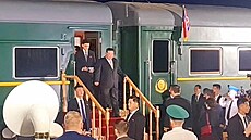 Severokorejský vdce Kim ong-un vystupuje z vlaku v Rusku a vítá se s ruskými...