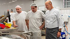 Známý český kuchař Roman Paulus (vpravo) uvařil jako host stravovacího provozu...