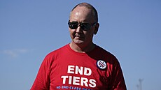 Stávkující p�i�el podpo�it i �éf odbor� automobilového pr�myslu Shawn Fain (15....