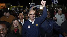 Stávkující p�i�el podpo�it i �éf odbor� automobilového pr�myslu Shawn Fain (15....