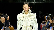 V�echny od�vy obsahující ma�le mají dív�í, romantický nádech. Z kolekce Balmain