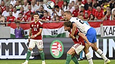 Kapitán eského výbru Tomá Souek (vpravo) si pidruje svého protivníka v...