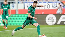 Útoník Mönchengladbachu Tomá vanar v utkání proti Darmstadtu nejprve...