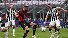 Útoník AC Milán Olivier Giroud (uprosted) se snaí zakonit v utkání proti...
