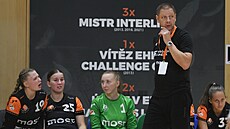 Mostecký trenér Vladimír �uma pro�ívá zápas v poklusu. Zcela vlevo na laví�ce...