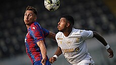 Stefan Simi (vlevo) z Hajduku Split v souboji s  Andersonem Silvou z Vítorie.