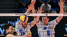 Bedirhan Bulbul (v �erném) z Turecka zablokovaný v zápase se Slovinskem Sa�em...