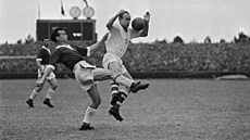 Tadeá Kraus (vpravo) v eskoslovenském dresu proti Walesu, roku 1958 se hrálo...