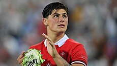 Louis Rees-Zammit z Walesu dkuje fanoukm.