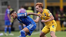 Ukrajinský fotbalista Juchym Konoplia (vpravo) napadá Cristiana Biraghiho z...