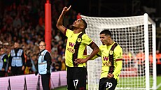 Lyle Foster (vlevo) a Anass Zaroury slaví trefu Burnley.