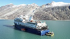 Na mlin u Grónska uvázla výletní lo Ocean Explorer s 206 lidmi na palub....