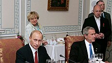 Ruský prezident Vladimir Putin p�i pracovní ve�e�i s americkým prezidentem...