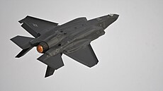 Trojice amerických letoun� F-35A p�istála po poledni na mo�novském leti�ti.