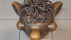 Vandal poni�il sochu Hurvínka na nám�stí Republiky v Plzni. Utrhl jí hlavu.