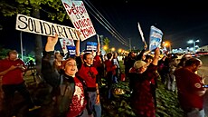 Stávkující ped branami továrny Ford ve mst Wayne aplaudují svým kolegm (14....