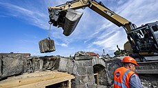 Rozebírání kamenného mostu pes Pilský potok v Dobíi (19. záí 2023)