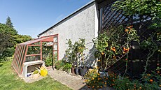 Na zahrad� se na�lo i trochu místa na skleník se zeleninou a kv�tiná�e s...