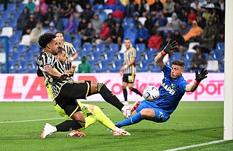 Záloník Juventusu Weston McKennie se snaí pekonat brankáe Sassuolo Alessia...