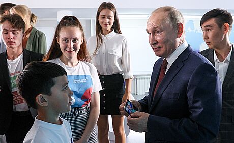 Ruský prezident Vladimir Putin na setkání s dtmi ve vzdlávacím centru ve...