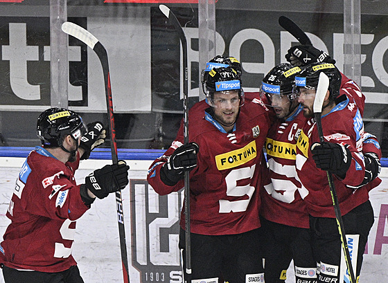 Hokejisté Sparty oslavují gól.