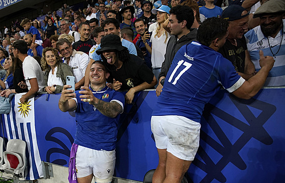 Italtí ragbisté oslavují s fanouky výhru nad Uruguayí.