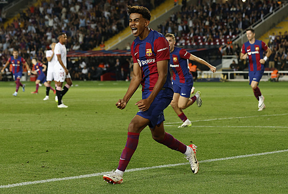 Lamine Yamal z Barcelony oslavuje gól proti Seville.