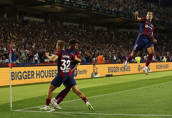 Fotbalisté Barcelony oslavují vlastní gól Sergia Ramose.