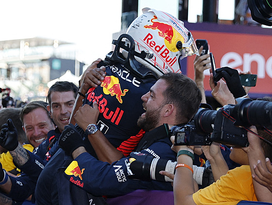 Stáj Red Bullu oslavuje obhajobu prvenství v Poháru konstruktér.
