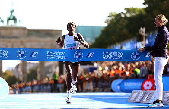 Etiopanka Tigist Assefaová finiuje v rekordním ase na Berlínském maratonu.