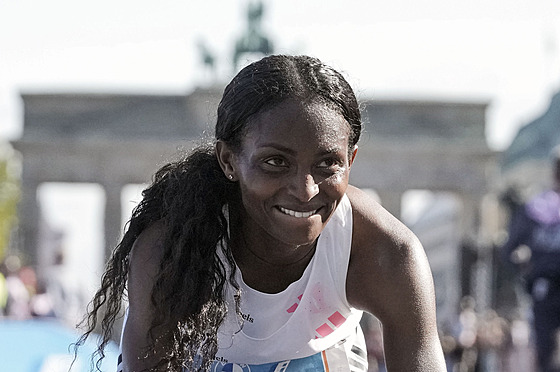 Tigist Assefaová v cíli Berlínského maratonu.