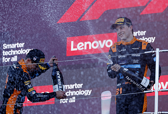 Lando Norris a Oscar Piastri z McLarenu na stupních vítz po Velké cen...