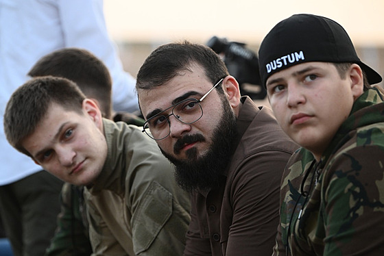 Synové vdce Ramzana Kadyrova Achmat (vlevo) a Adam (vpravo) se s ministrem...