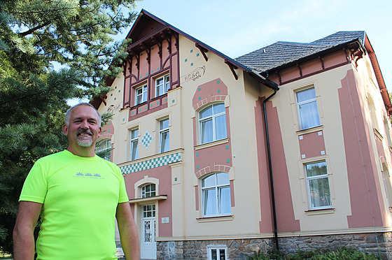 Jednatel lázní Michal Dyntera ped jedním z lázeských dom