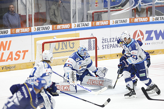 Spolehlivý branká Dominik Furch z Komety zasahuje proti budjovické anci.