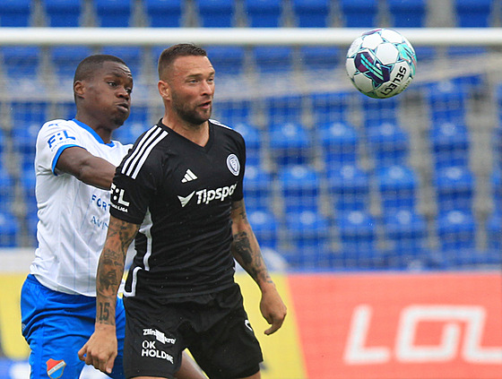 Antonín Fanti� ze Zlína a Gigli Ndefe z Ostravy v souboji o mí�