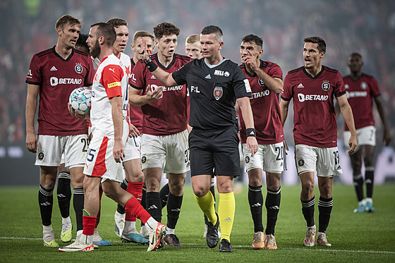 Rozhodčí Ladislav Sziksay právě odpískal penaltu pro Slávii. Sparťané Ladislav...