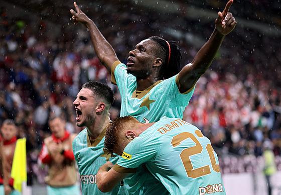 Igob Ogbu ze Slavie se oslavuje druhou branku na h�i�ti Servette �eneva v duelu...