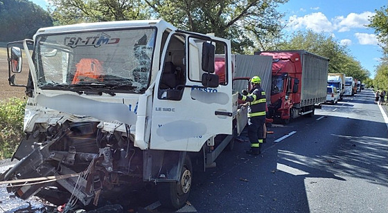 Mezi Zámrskem a Stradouní došlo k vážné dopravní nehodě čtyř nákladních aut.