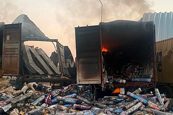 Pohled na kamion pokozený ruským dronem bhem ruského útoku na Ukrajinu v...