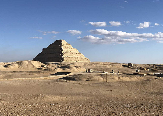 Na snímku je Doserova pyramida v Sakkáe, v její blízkosti se hrobka...