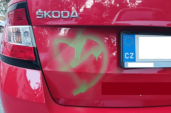 �koláci posprejovali n�kolik osobních aut.