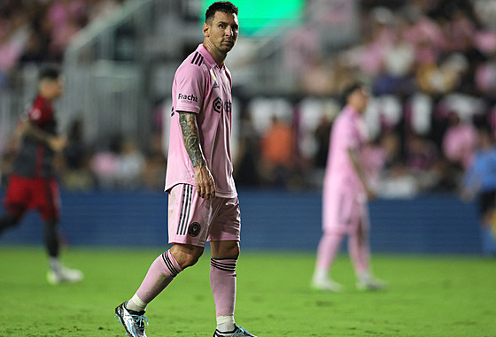 Zran�ný Lionel Messi z Interu Miami opou�tí h�i�t�.